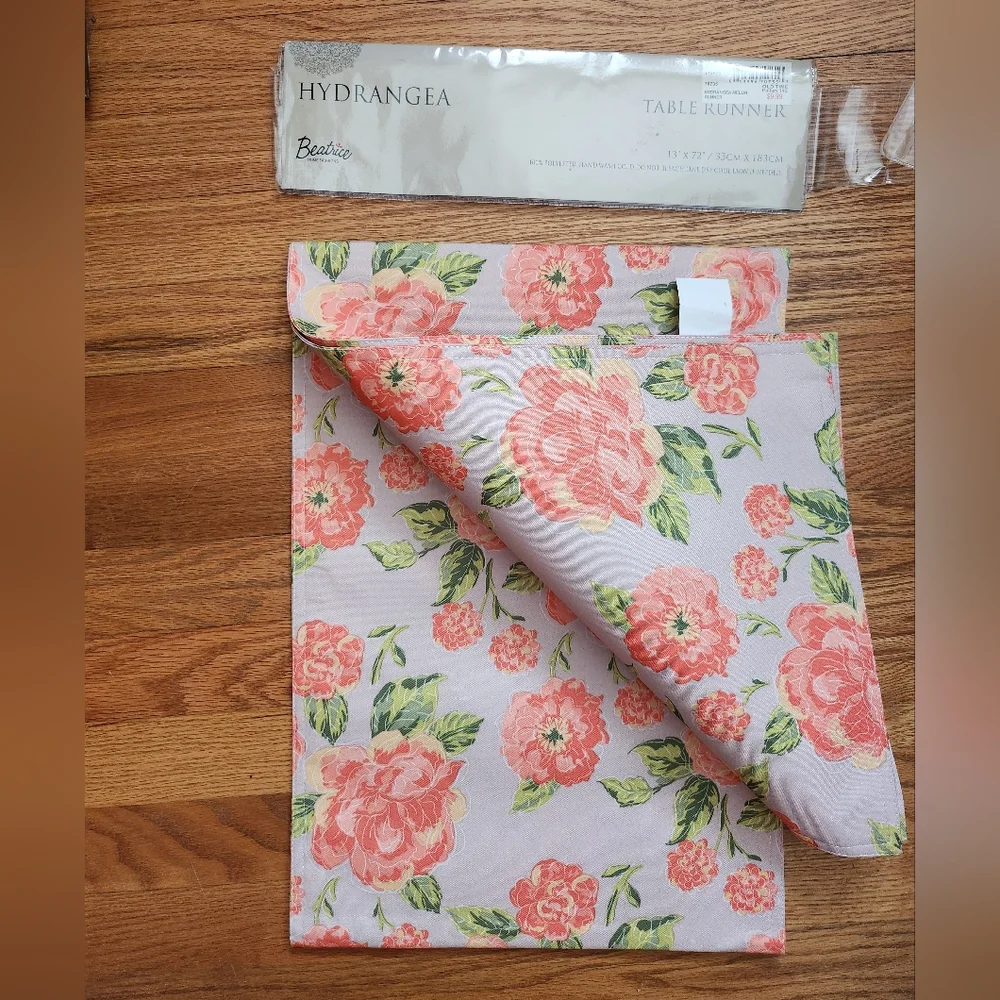 Old Time Pottery table runner